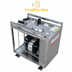 Bơm test áp lực đường ống 32 bar là thiết bị dùng để kiểm tra và thử kín áp suất cho các hệ thống đường ống nước, khí nén, PCCC, thủy lực hoặc bồn áp lực.