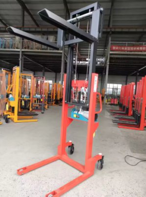 Xe Nâng Điện Tay Cao Càng V 1 Tấn x 1.6 Mét 13 Xe Nâng Điện Tay Cao Càng V 1 Tấn x 1.6 Mét
