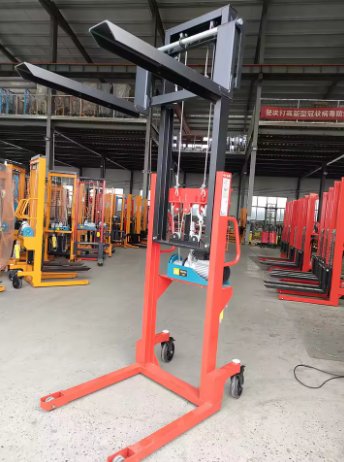 Xe Nâng Điện Tay Cao Càng V 2 Tấn x 3 Mét 3 Xe Nâng Điện Tay Cao Càng V 2 Tấn x 3 Mét