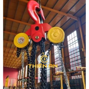 a palang xích kéo tay HSZ gồm hệ thống xích kép, bánh răng thép hợp kim, phanh an toàn và vỏ bảo vệ chắc chắn. Thiết bị nâng hạ bền bỉ, an toàn, dễ sử dụng cho nhà xưởng và công trình.