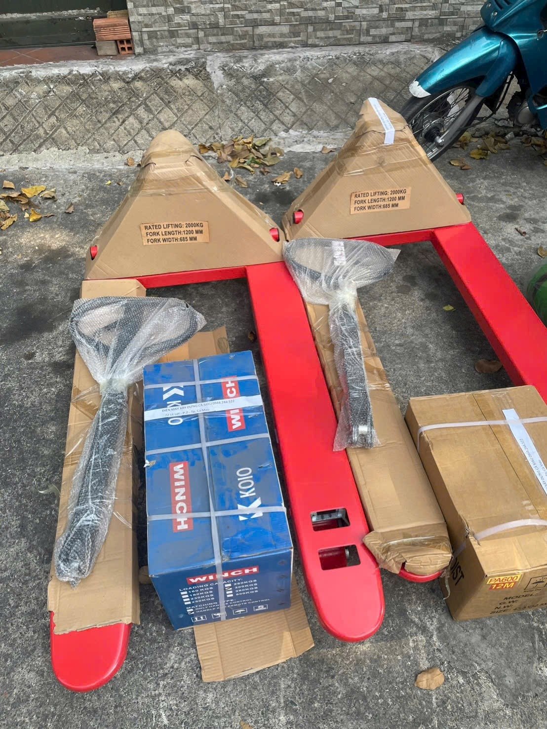 Xe nâng tay thấp bánh PU 2Tx550 6 Xe nâng tay thấp bánh PU